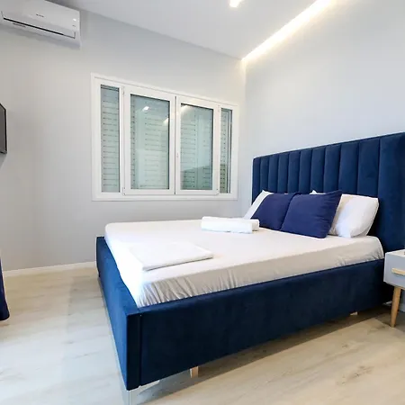 Luisanna Free Parking Avlonya