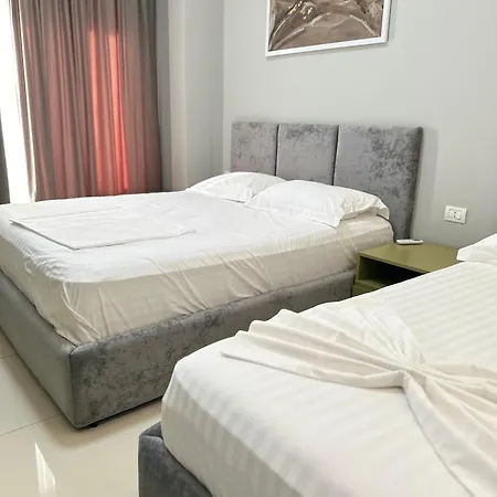 Luisanna Free Parking מלון Vlorë